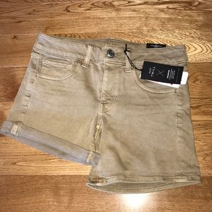 NEW WITH TAGS tan american eagle khaki shorts